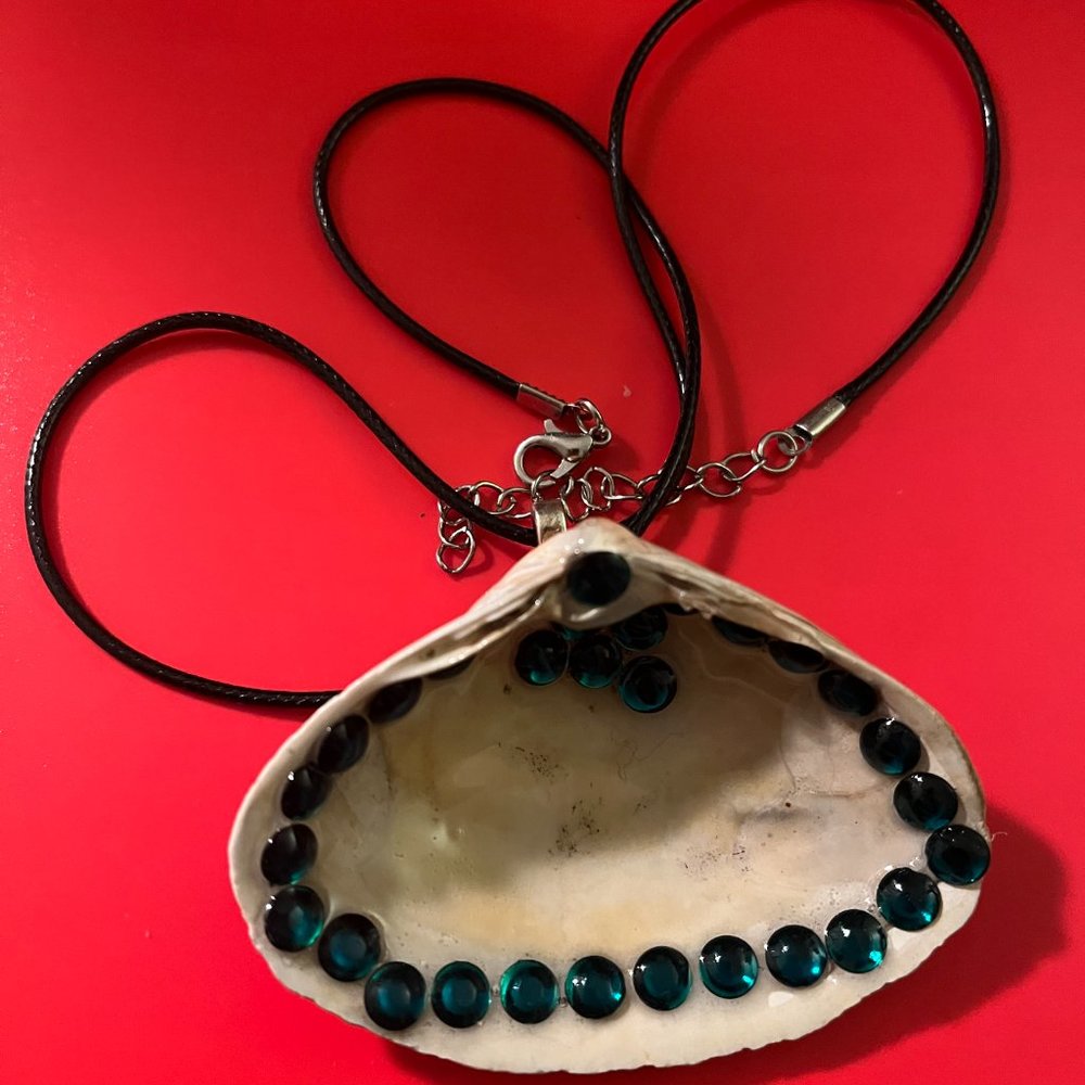 Rhinestone Seashell Hand Design - Picture 12 of 16